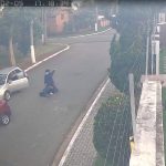 Momento em que o criminoso dispara para repelir testemunhas 1200-compressed