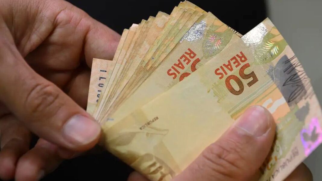 dinheiro - contas - dividas - real - 50 reais - R$ 50 - moeda