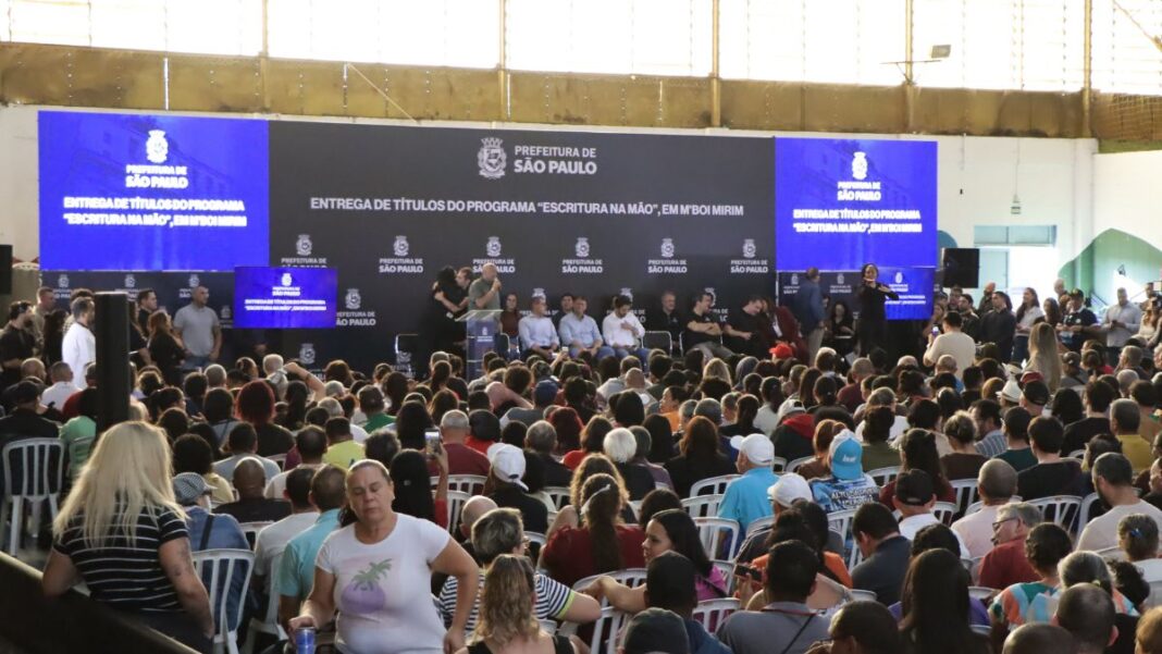 entrega das escrituras no M'Boi Mirim